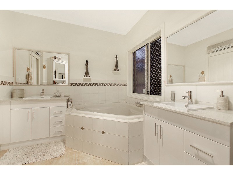 51 Viewgrand Drive, Berwick VIC 3806