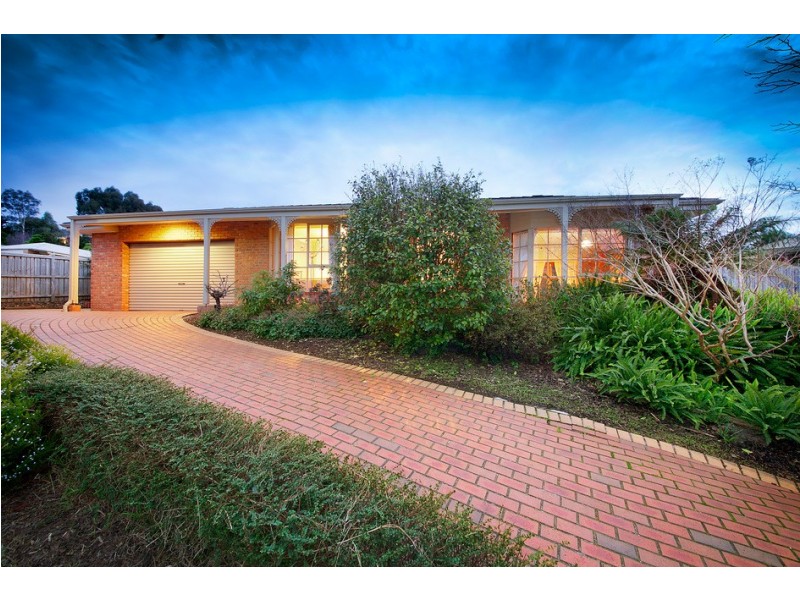 8 Bournevale Drive, Berwick VIC 3806