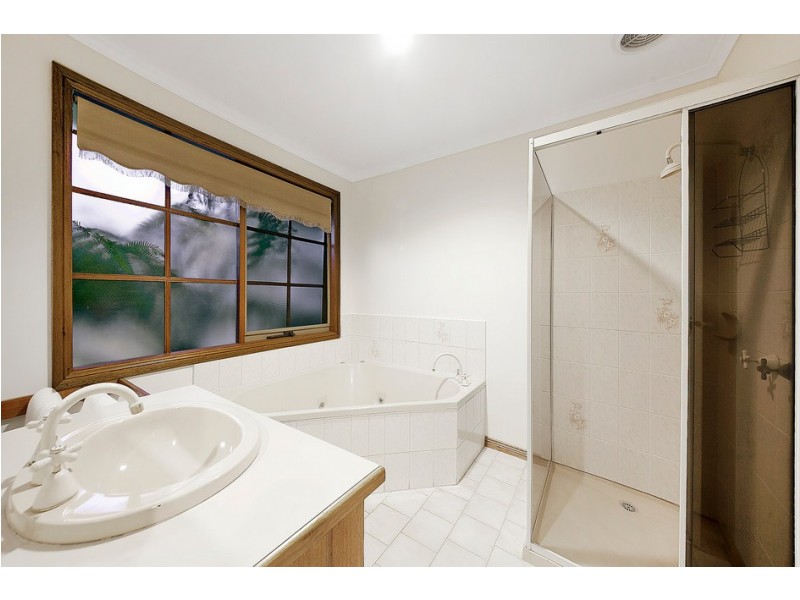 8 Bournevale Drive, Berwick VIC 3806