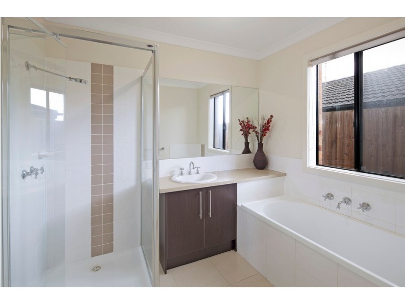 4 Daventry Court, Berwick VIC 3806