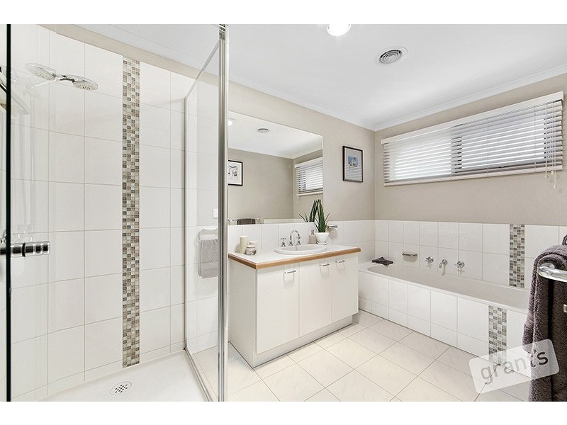 21 Hedgeley Drive, Berwick VIC 3806