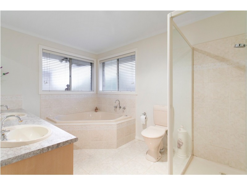 11 Nightingale Crescent, Berwick VIC 3806