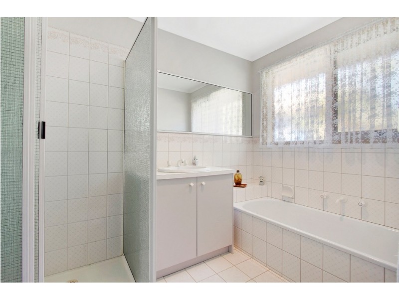 2/27 Florence Avenue, Berwick VIC 3806