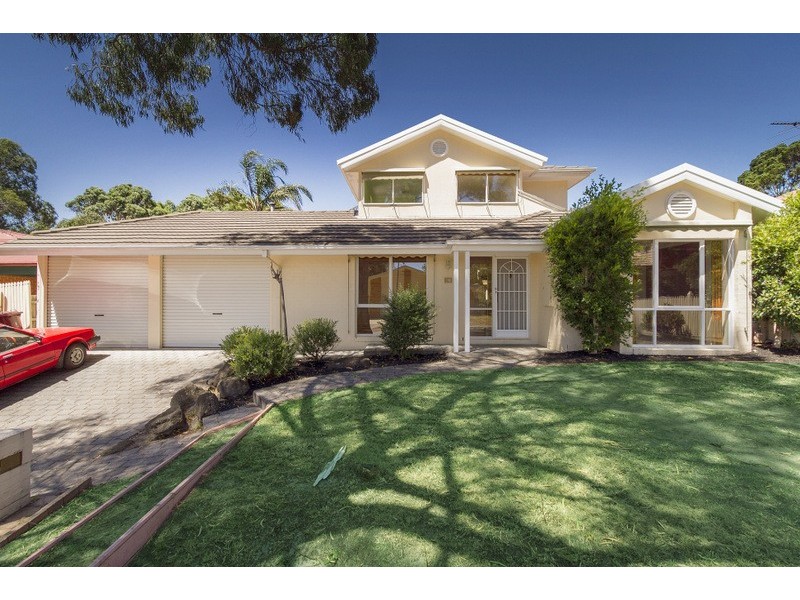 27 Adelong Court, Berwick VIC 3806