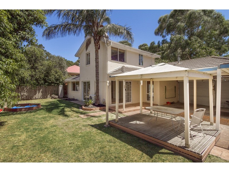 27 Adelong Court, Berwick VIC 3806