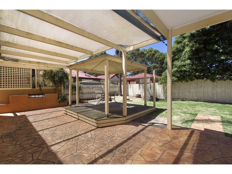 27 Adelong Court, Berwick VIC 3806