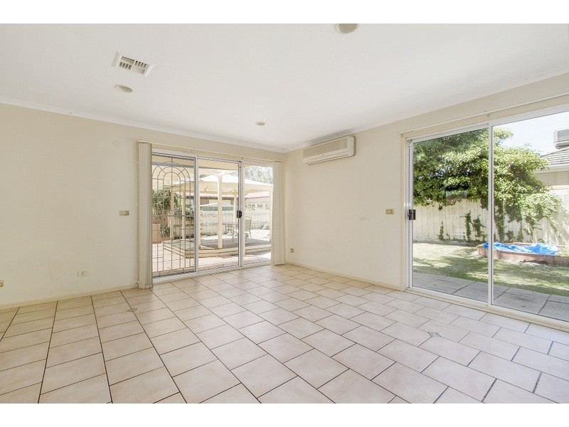 27 Adelong Court, Berwick VIC 3806