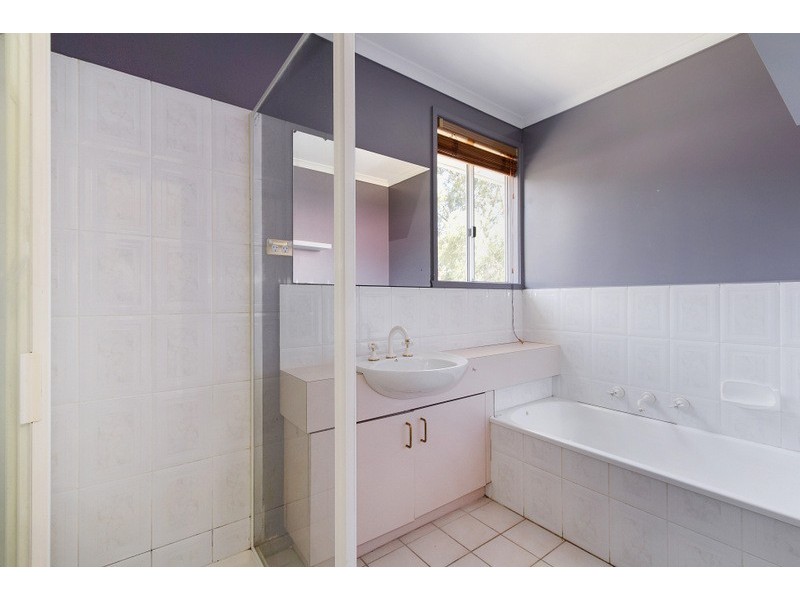 27 Adelong Court, Berwick VIC 3806