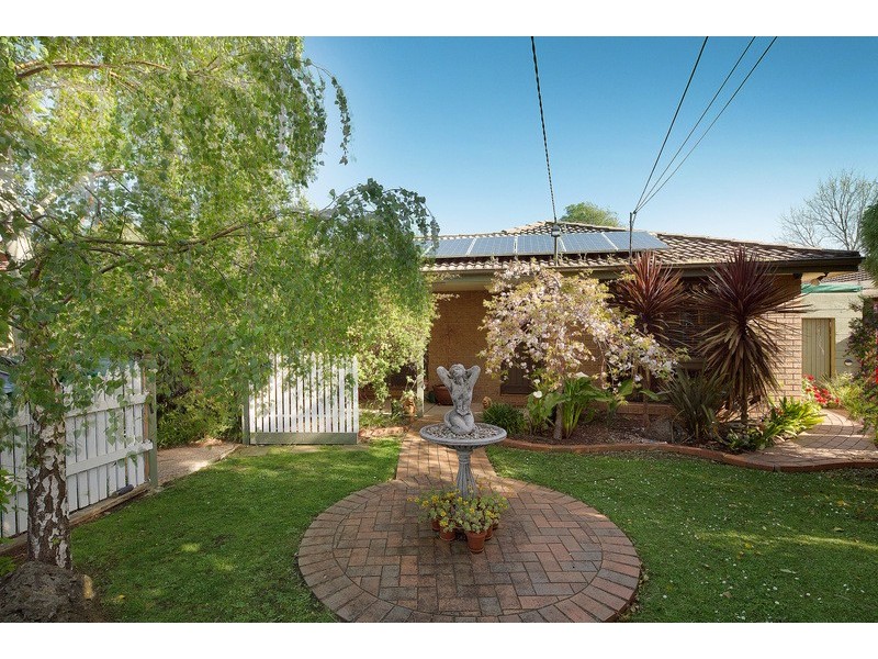 8 Clairmont Avenue, Cranbourne VIC 3977
