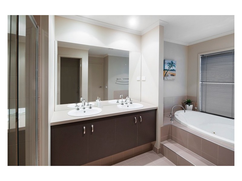 2 Flowerfield Court, Berwick VIC 3806