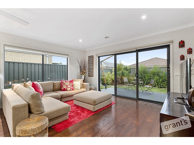 16 Cerbera Bend, Cranbourne North VIC 3977