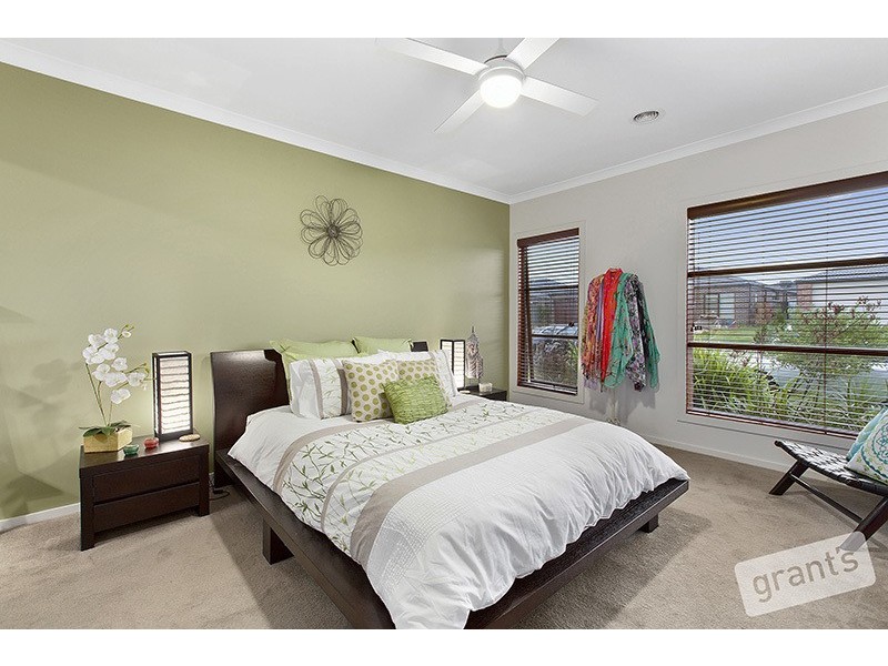 16 Cerbera Bend, Cranbourne North VIC 3977