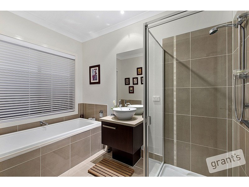 16 Cerbera Bend, Cranbourne North VIC 3977