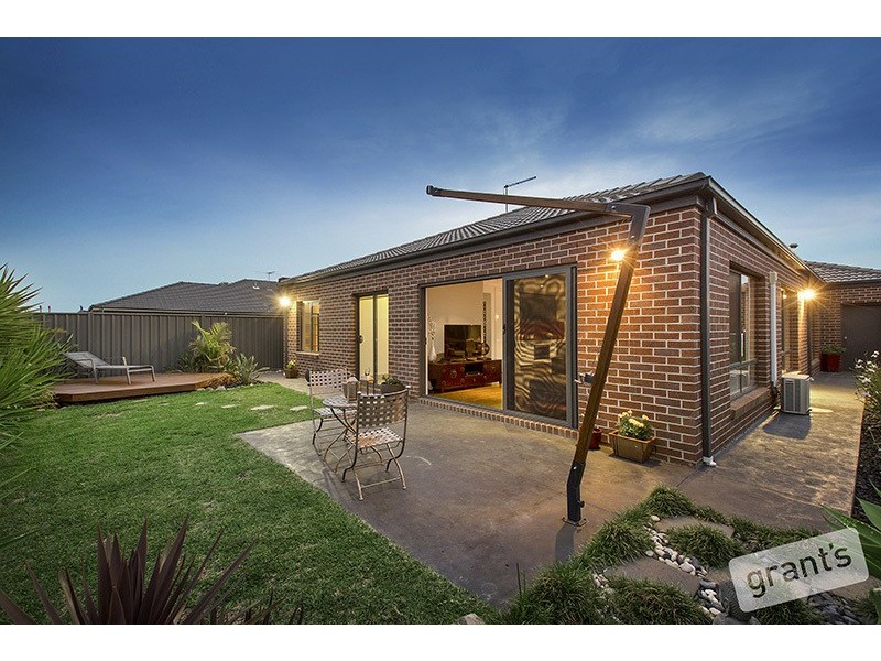 16 Cerbera Bend, Cranbourne North VIC 3977