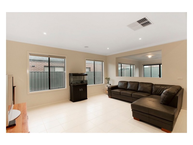 9 Galenia Street, Cranbourne North VIC 3977