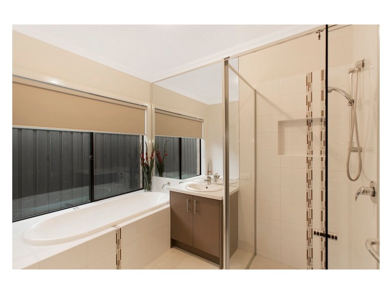 9 Galenia Street, Cranbourne North VIC 3977