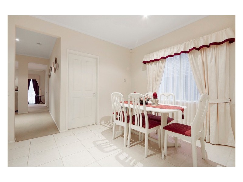 4 Banksia Grove, Pakenham VIC 3810