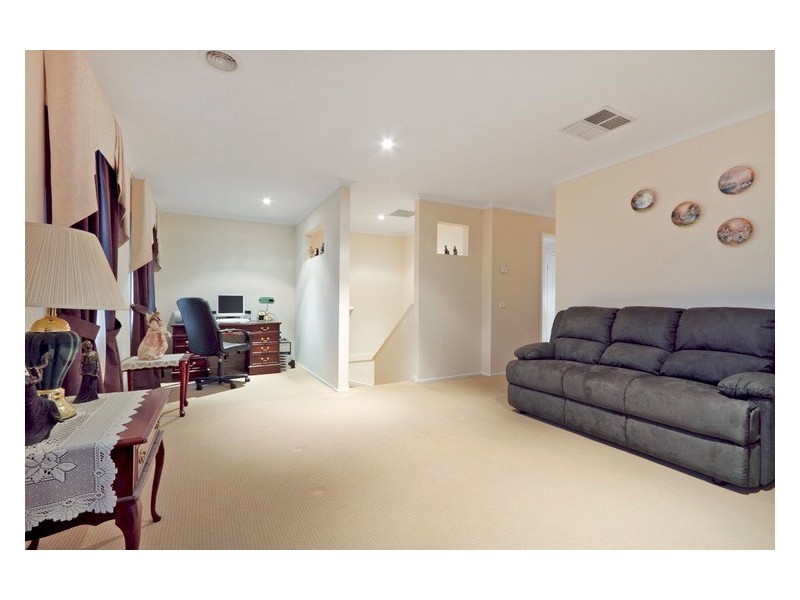 4 Banksia Grove, Pakenham VIC 3810