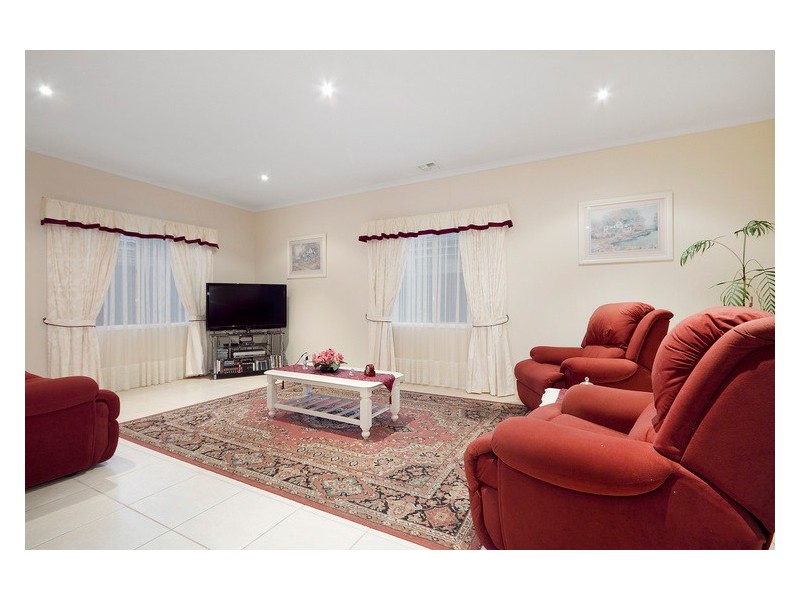 4 Banksia Grove, Pakenham VIC 3810