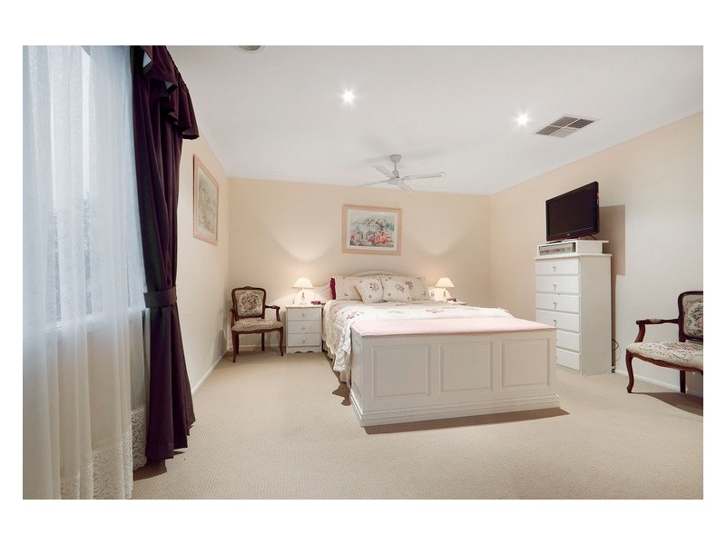 4 Banksia Grove, Pakenham VIC 3810