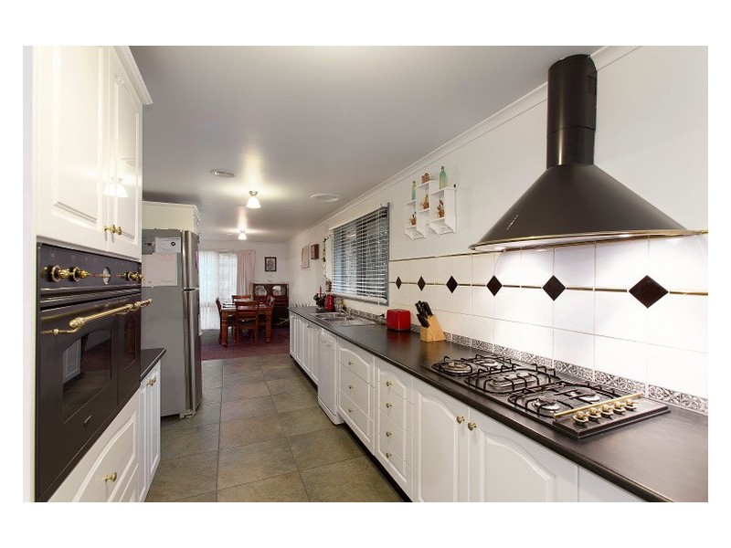 10 St Boswells Avenue, Berwick VIC 3806