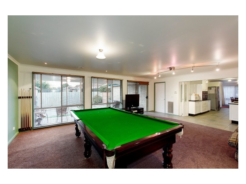 10 St Boswells Avenue, Berwick VIC 3806