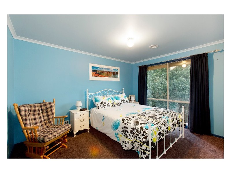 10 St Boswells Avenue, Berwick VIC 3806