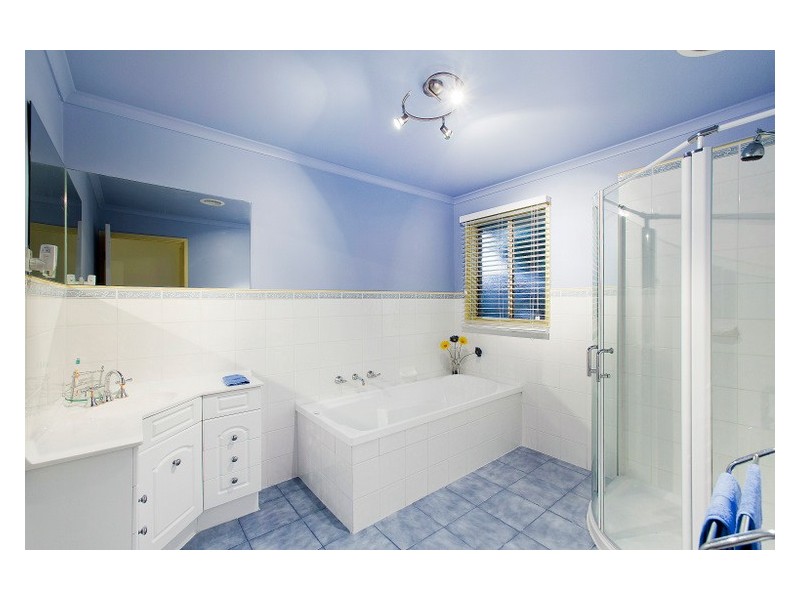 10 St Boswells Avenue, Berwick VIC 3806