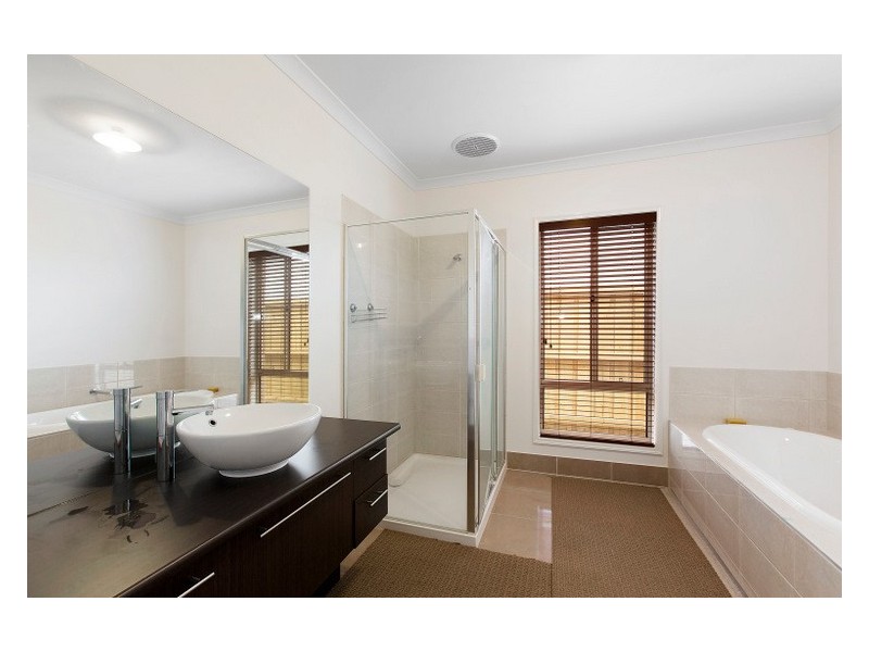 52 Fieldstone Cres, Cranbourne North VIC 3977
