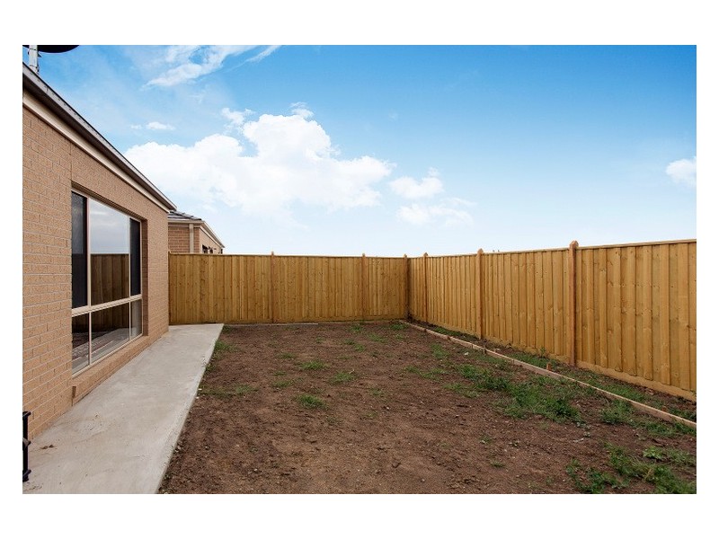 52 Fieldstone Cres, Cranbourne North VIC 3977