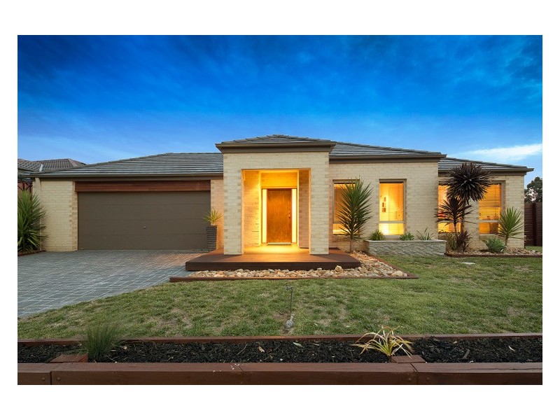 12 Newton Drive, Cranbourne North VIC 3977