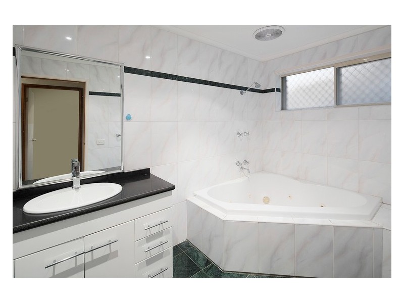 13 Barellan Mews, Berwick VIC 3806