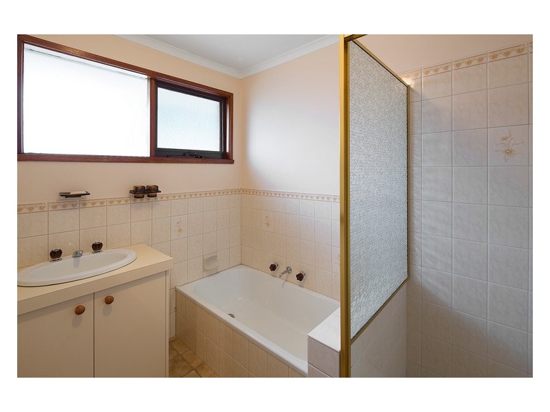 338 James Cook Drive, Endeavour Hills VIC 3802