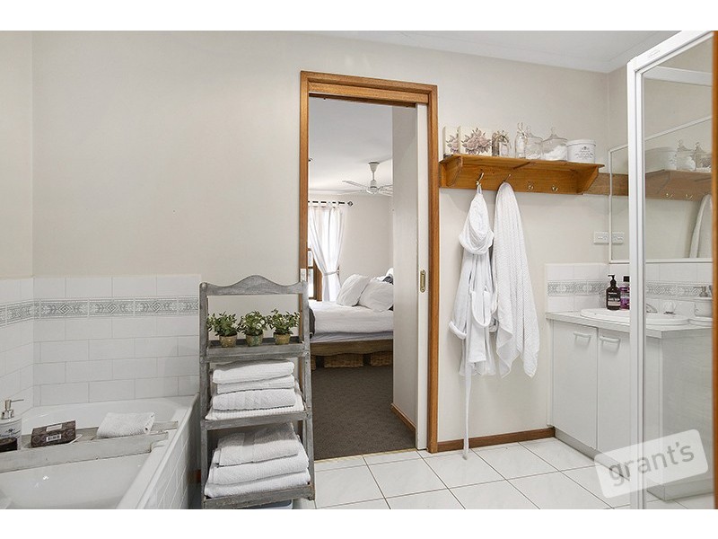 33 Leonard Avenue, Berwick VIC 3806