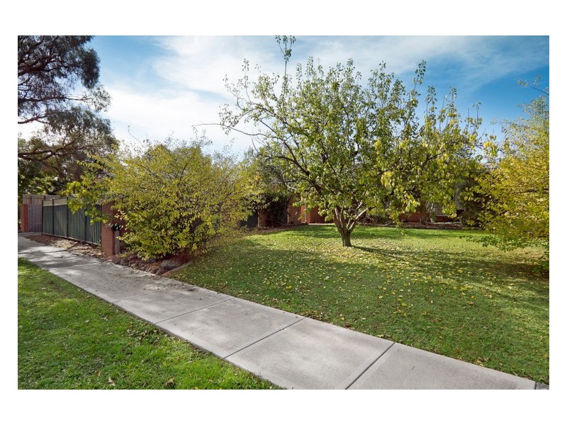 9 Greenlaw Crescent, Berwick VIC 3806