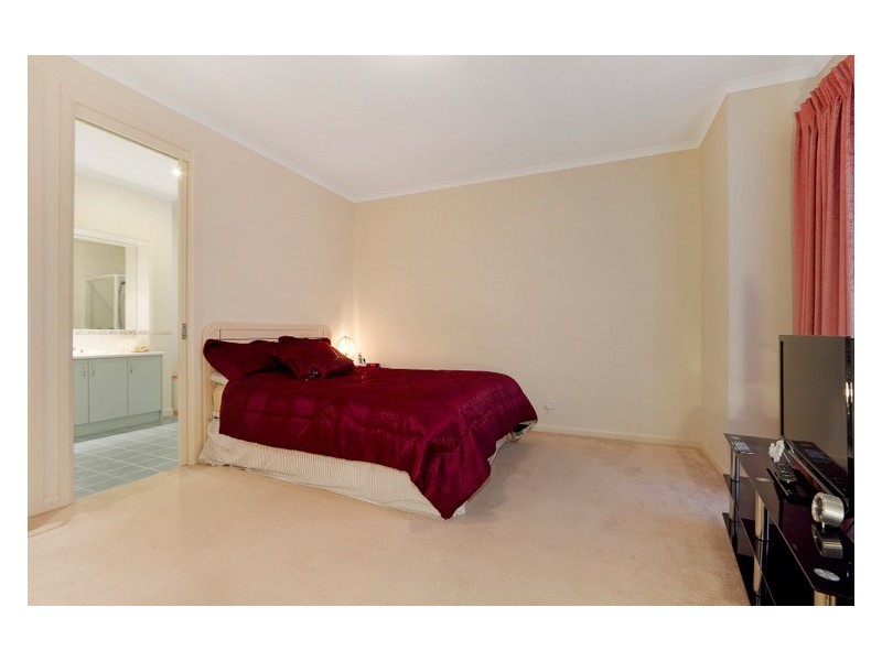 9 Sheldon Drive, Berwick VIC 3806