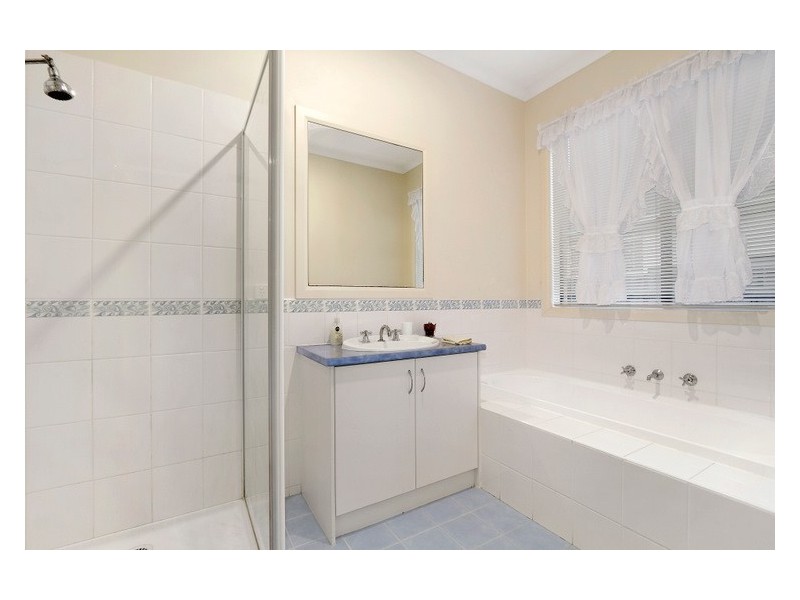 9 Sheldon Drive, Berwick VIC 3806