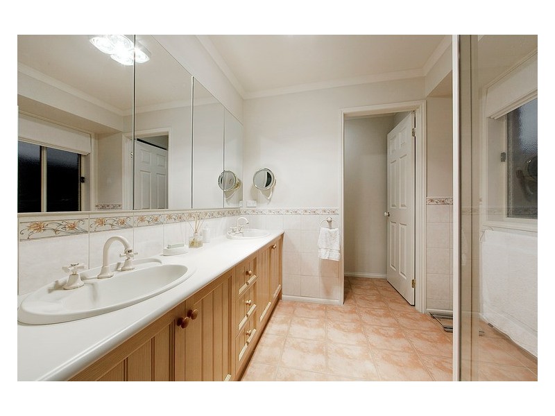 6 Barber Court, Berwick VIC 3806