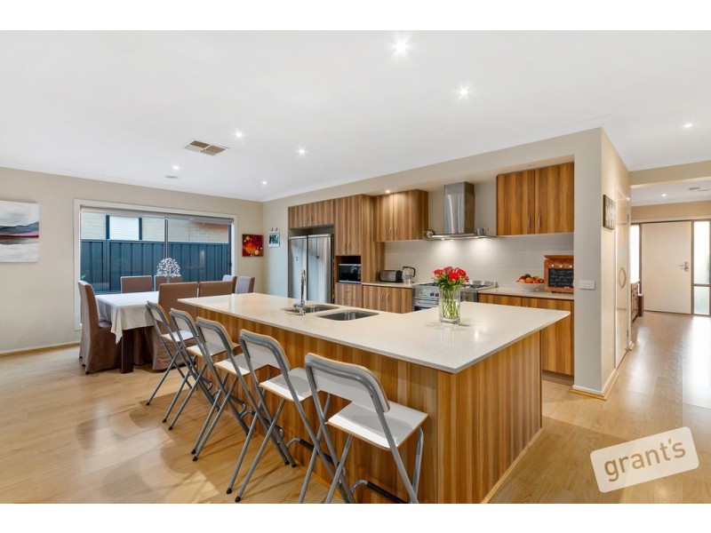 2 Flack Way, Cranbourne North VIC 3977