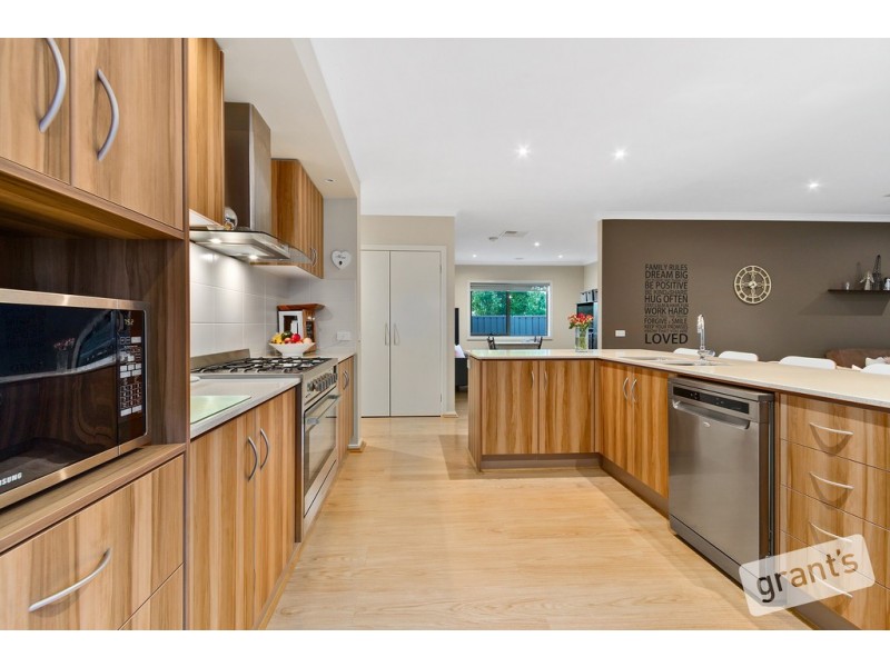 2 Flack Way, Cranbourne North VIC 3977