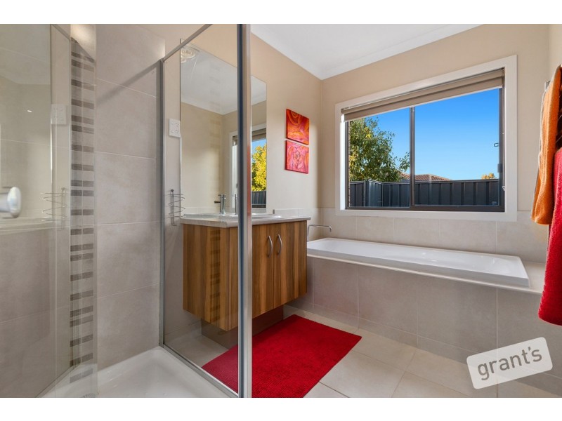2 Flack Way, Cranbourne North VIC 3977