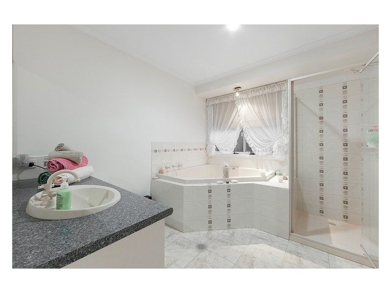 27 Hammerwood Green, Beaconsfield VIC 3807