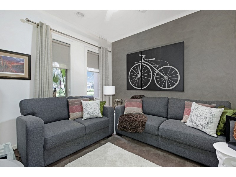 15 Tranquil Lane, Cranbourne North VIC 3977