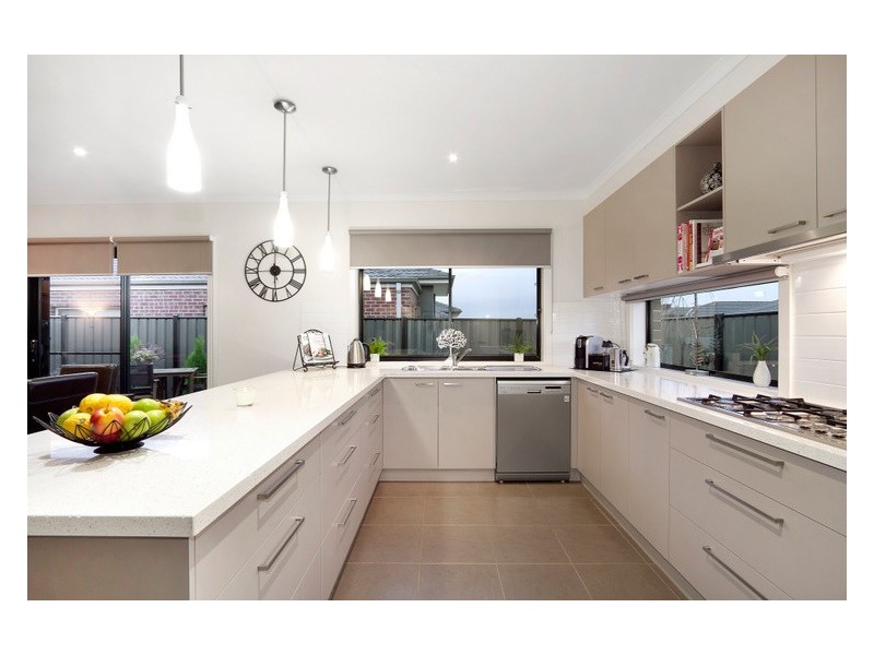 34 Connewara Crescent, Clyde North VIC 3978