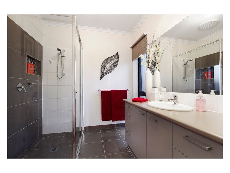 34 Connewara Crescent, Clyde North VIC 3978