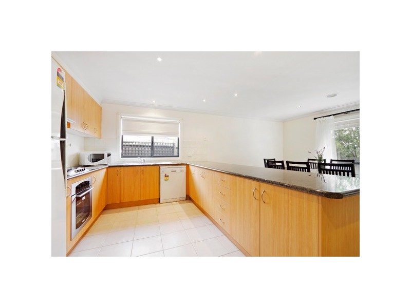 2/13 Marina Court, Berwick VIC 3806