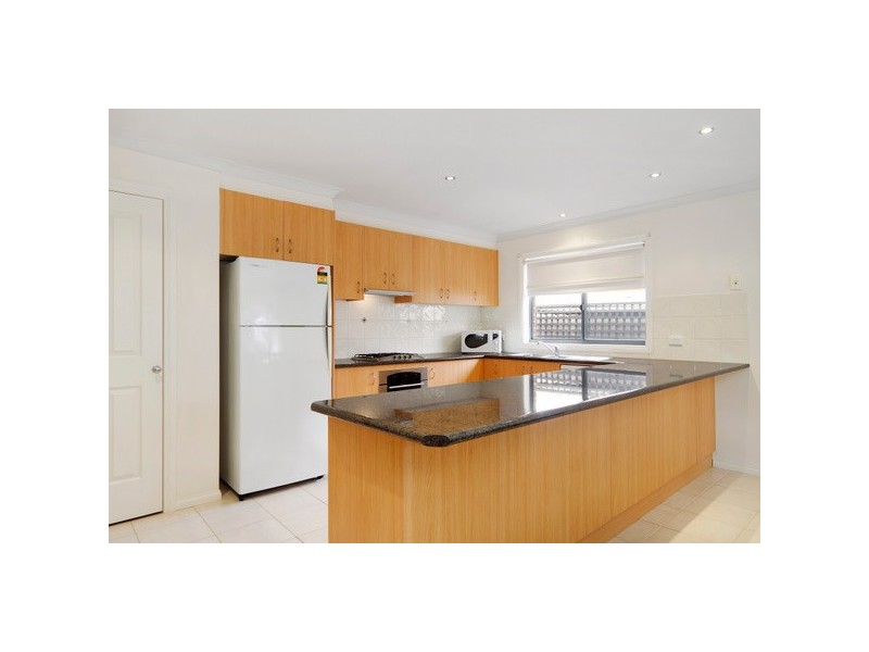 2/13 Marina Court, Berwick VIC 3806