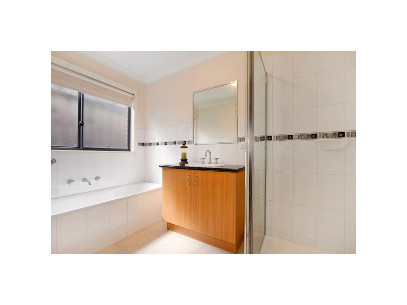 2/13 Marina Court, Berwick VIC 3806