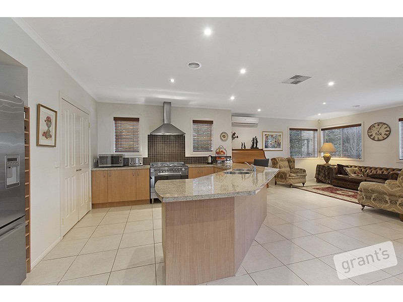 2 Glenmaggie Close, Berwick VIC 3806