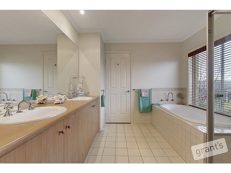 2 Glenmaggie Close, Berwick VIC 3806